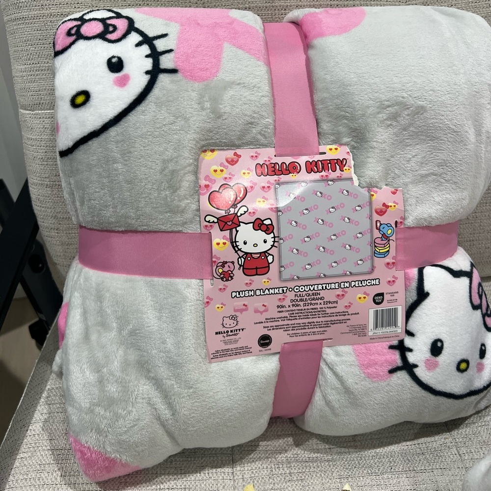 Sanrio Hello Kitty Pink Gray XOXO Valentines Full/Queen TikTok Plush Blanket - Picture 2 of 3